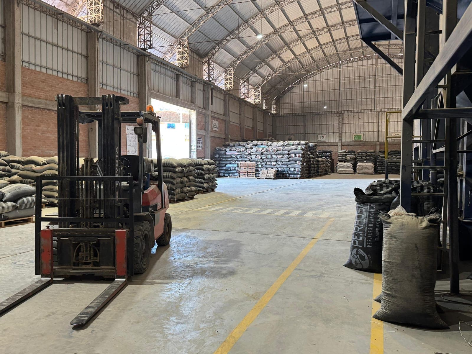 Almacén de sacos de café listos para exportación